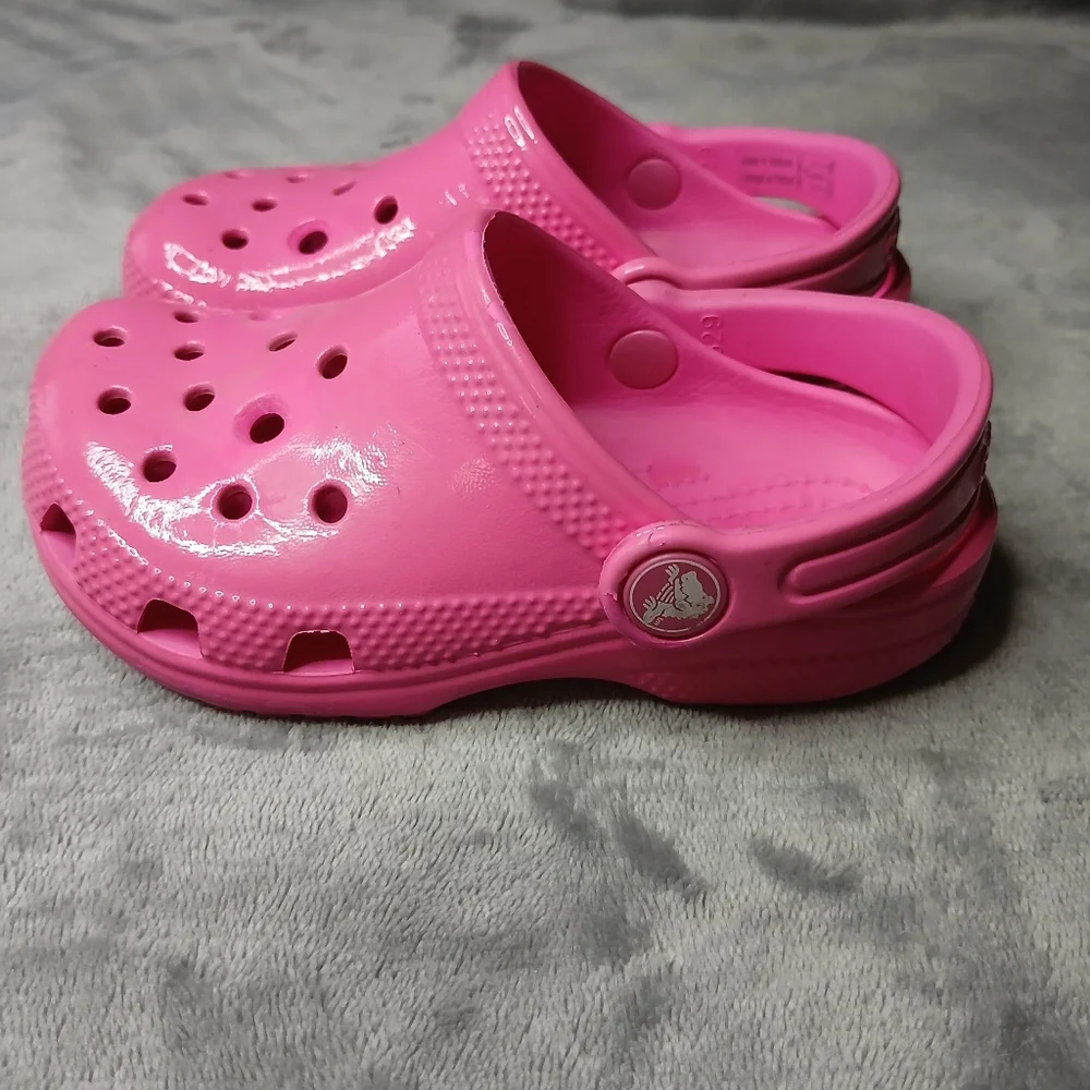 CROCS vibrant pink